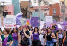 Con consignas y protestas, mujeres de Mazatlán participan en marcha del Día Internacional de la Mujer