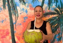 Julieta Chávez impulsa en Mazatlán el consumo de agua de coco por sus beneficios