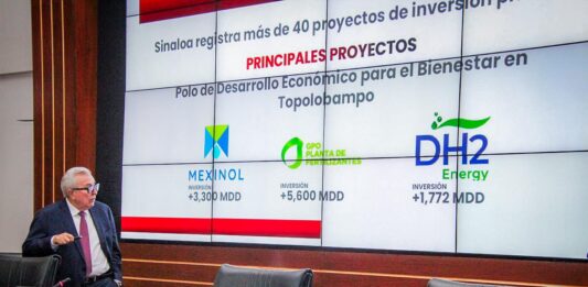 Gobernador Rocha Moya imparte conferencia magistral en el Centro de Estudios Superiores Navales