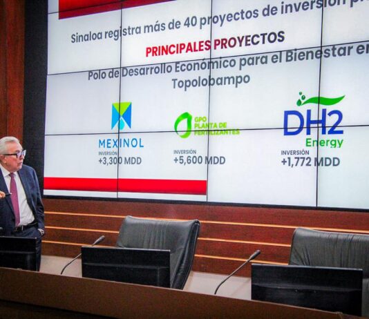 Gobernador Rocha Moya imparte conferencia magistral en el Centro de Estudios Superiores Navales