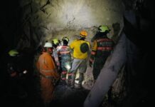 Los cuatro mineros siguen atrapados tras derrame de jale en mina de Rosario