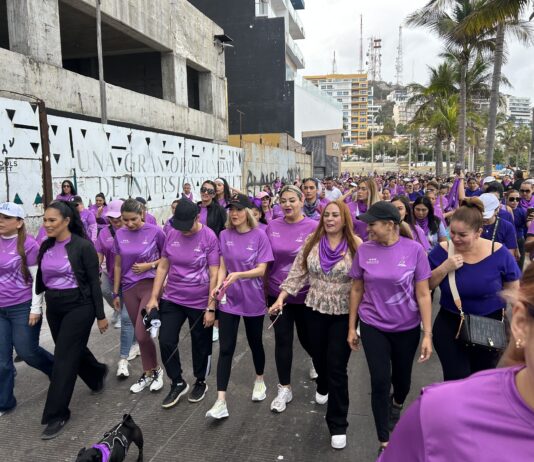Con caminata por el malecón, conmemoran el Día Internacional de la Mujer en Mazatlán