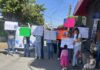 Protestan padres de familia por riesgo en bodega abandonada junto a un Jardín de Niños