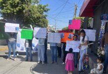 Protestan padres de familia por riesgo en bodega abandonada junto a un Jardín de Niños