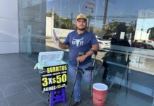 Con ganas de salir adelante, Juan Ramón vende burritos en central de autobuses de Mazatlán