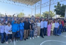 Entregan mil tarjetas BienPesca a pescadores y pescadoras de Mazatlán *Cada beneficiario recibirá 8 mil pesos *El recurso podrá cobrarse a inicios de abril Un total de mil pescadores y pescadoras de Mazatlán recibieron este día sus tarjetas del programa BienPesca, apoyo económico que busca fortalecer al sector pesquero del municipio. Durante el evento, el comisionado nacional de Acuacultura y Pesca, Rigoberto Salgado Vázquez, informó que cada beneficiario recibirá un apoyo de 8 mil pesos, recurso que podrán comenzar a utilizar en los primeros días de abril. Explicó que Sinaloa es la única entidad del país donde los pescadores reciben el programa BienPesca en dos ocasiones, una a través del Gobierno Federal y otra mediante una coordinación entre el Gobierno Federal y el Gobierno del Estado. Salgado Vázquez también señaló que se buscará fortalecer el trabajo conjunto entre los tres niveles de gobierno para seguir apoyando al sector pesquero, por lo tanto, mencionó que sostendrá una reunión con la alcaldesa Estrella Palacios, para coordinar acciones y esfuerzos en beneficio de las y los trabajadores del mar. Por su parte, la secretaria de Pesca y Acuacultura de Sinaloa, Flor Emilia Guerra Mena, destacó la importancia de Mazatlán dentro del sector pesquero estatal, al contar con diversas actividades como pesca de altura, pesca de bahía, pesca en presas, acuacultura y pesca deportiva. La funcionaria indicó que Mazatlán es el segundo municipio del estado con mayor número de beneficiarios del programa BienPesca, lo que refleja la importancia de esta actividad económica en la región. Además, subrayó que Sinaloa es el estado que más presupuesto destina al sector pesquero y acuícola, lo cual ha sido posible gracias al respaldo del gobernador Rubén Rocha Moya, quien ha impulsado diversos programas sociales para apoyar a pescadores y pescadoras.