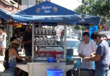 Los Mejores Mariscos se Comen en las Carretas, Dice con Orgullo Gilberto Martínez