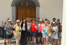 Turistas internacionales descubren las galerías del Teatro Ángela Peralta