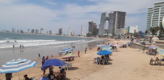 Músicos en Playas Hasta las 7 Tarde y del Jueves al Domingo Santo de las 9 de la Noche hasta la 1:45 Horas del Día Siguiente