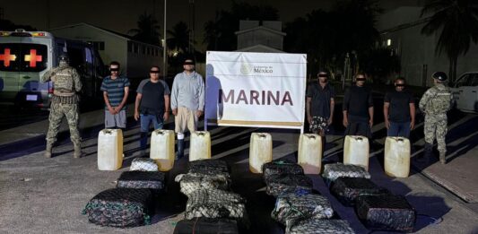 Aseguran embarcación con 650 kilos de presunta cocaína frente a Michoacán; detienen a seis personas