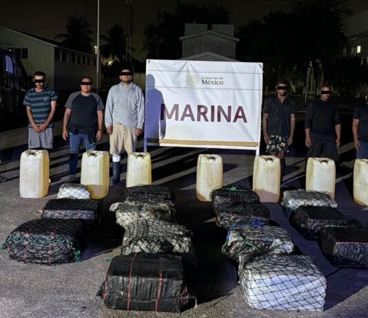 Aseguran embarcación con 650 kilos de presunta cocaína frente a Michoacán; detienen a seis personas