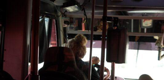 Pasajeras buscan el camión que maneja Jessica por sentirse más seguras