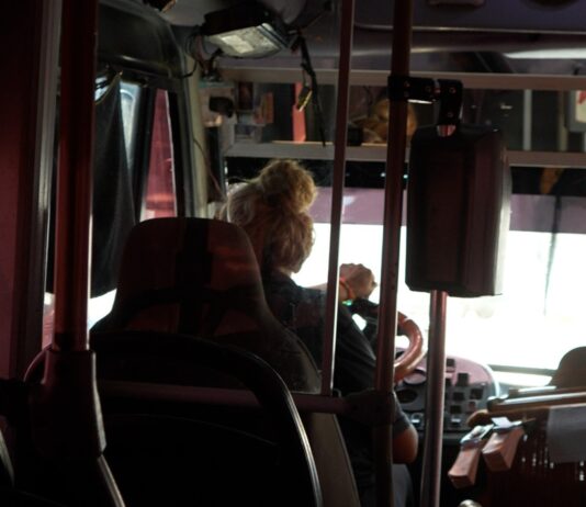 Pasajeras buscan el camión que maneja Jessica por sentirse más seguras