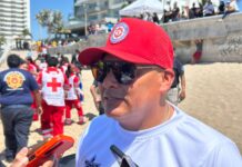 Salvavidas realizan hasta tres rescates diarios en playas de Mazatlán