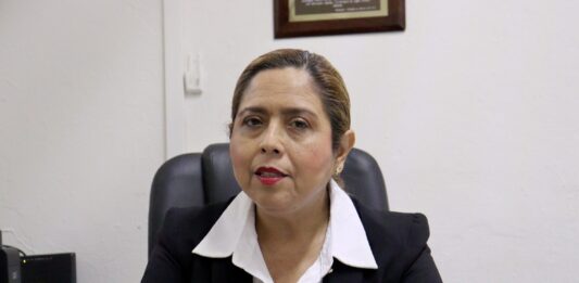 Maquillaje mal retirado, principal causa de irritación ocular crónica y síndrome de ojo seco; advierten sobre desprendimiento de pestañas y proliferación de ácaros por cosméticos