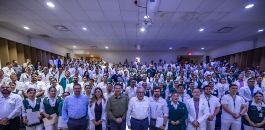 Gobernador Rocha y director del IMSS Bienestar, Alejandro Svarch, dan la bienvenida a 154 especialistas de la salud