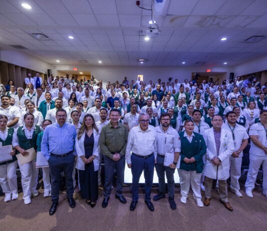 Gobernador Rocha y director del IMSS Bienestar, Alejandro Svarch, dan la bienvenida a 154 especialistas de la salud