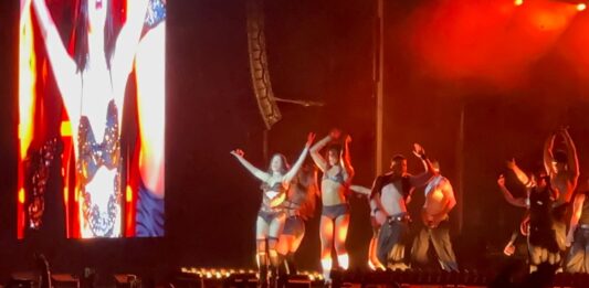 Kenia Os brilla en casa y desata euforia en Mazatlán con el inicio de su gira “K de Karma”