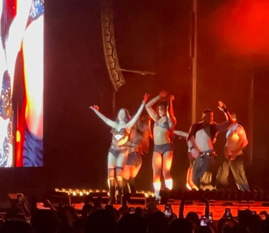 Kenia Os brilla en casa y desata euforia en Mazatlán con el inicio de su gira “K de Karma”