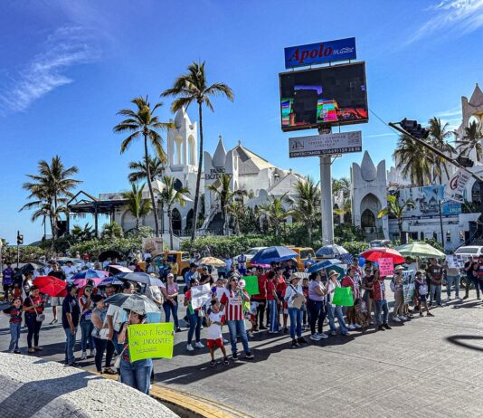 Se manifiestan en Mazatlán en apoyo a profesores detenidos; exigen su liberación