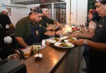 Alumnos de Gastronomía practican en evento Miércoles de vecinos