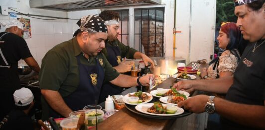Alumnos de Gastronomía practican en evento Miércoles de vecinos