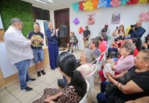 Entrega Estrella Palacios apoyos económicos a personas con discapacidad