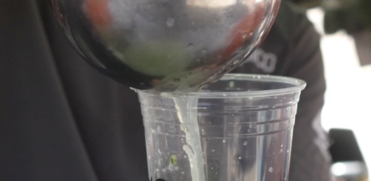 ¡No te Desmayes del Calor!… Tómate una Fría Agua de Cocohorchata, Limón con Pepino o la Clásica Cebada…