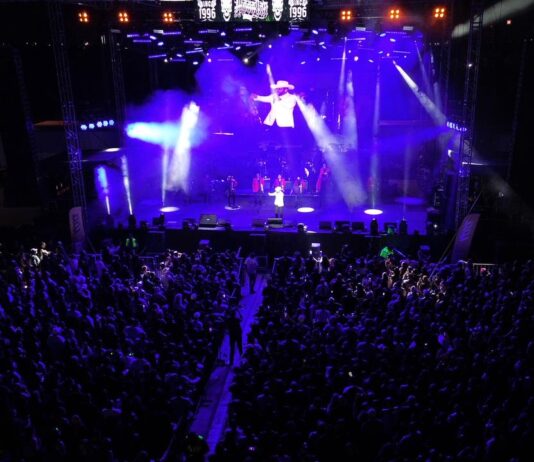 Más de 10 mil personas asisten al concierto de Pancho Barraza en la Semana de la Moto