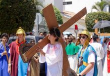 La Parroquia de San Judas Tadeo Celebra la Pasión y Muerte de Jesucristo por la Playa; Cientos de Fieles lo Acompañan