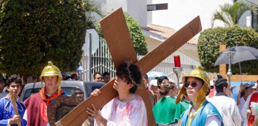 La Parroquia de San Judas Tadeo Celebra la Pasión y Muerte de Jesucristo por la Playa; Cientos de Fieles lo Acompañan