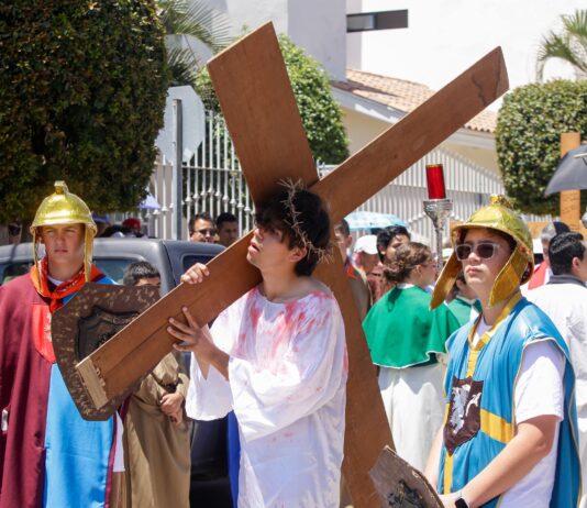 La Parroquia de San Judas Tadeo Celebra la Pasión y Muerte de Jesucristo por la Playa; Cientos de Fieles lo Acompañan