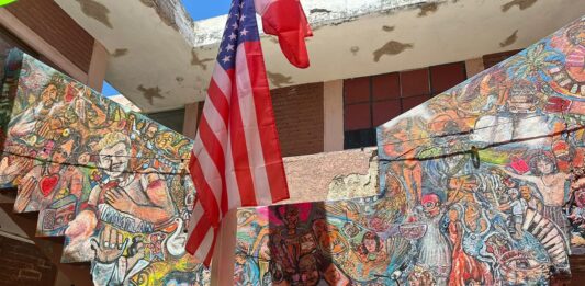 Mural de Alatorre, la Vida del Puerto, Salpicado con Figuras de los Grandes de la Música y el Cine Internacional