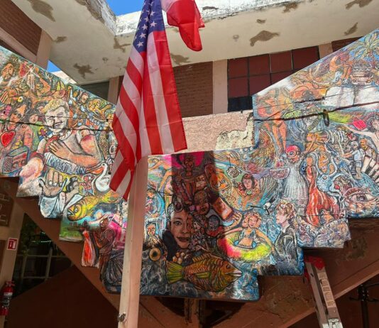 Mural de Alatorre, la Vida del Puerto, Salpicado con Figuras de los Grandes de la Música y el Cine Internacional