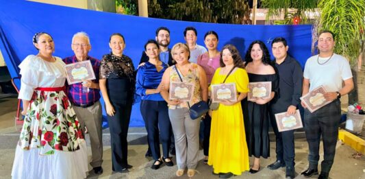 Coro Ángela Peralta brilla en la tradicional expo artesanal