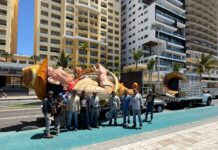 “Vacacionistas y motociclistas, los últimos en tomarse la foto con los monigotes del Carnaval de Mazatlán”