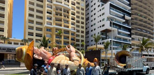 “Vacacionistas y motociclistas, los últimos en tomarse la foto con los monigotes del Carnaval de Mazatlán”