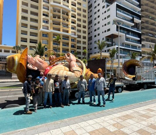 “Vacacionistas y motociclistas, los últimos en tomarse la foto con los monigotes del Carnaval de Mazatlán”