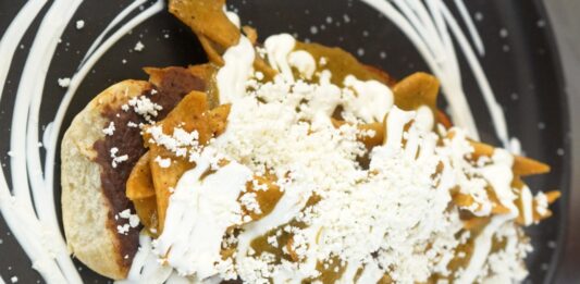 Chefs de las “Garnachas” Conquistan a Mazatlecos con la Torta de Chilaquiles