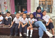 Niños y niñas viven la experiencia de Cri Cri en el Teatro Ángela Peralta