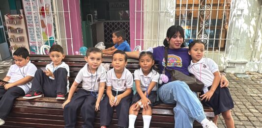 Niños y niñas viven la experiencia de Cri Cri en el Teatro Ángela Peralta