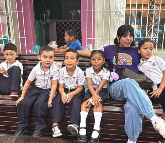 Niños y niñas viven la experiencia de Cri Cri en el Teatro Ángela Peralta