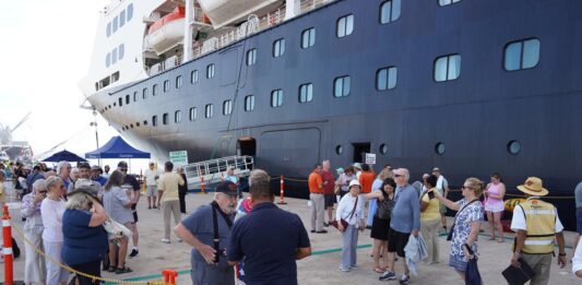 Mazatlán recibe a más de 1,300 cruceristas a bordo del Zaandam