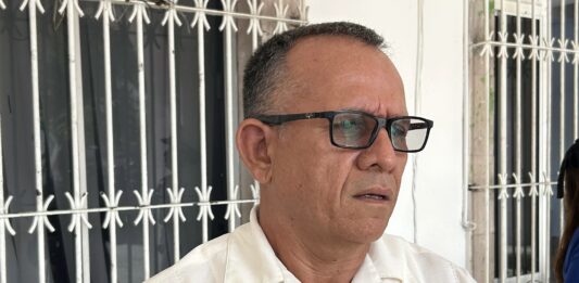 Alumnos de la Guerra Monroy toman clases sin luz tras robo de cableado