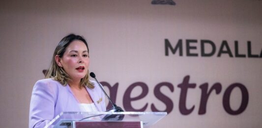 Entrega la gobernadora Yeraldine la medalla “Maestro Rafael Ramírez” a docentes con 30 años de servicio
