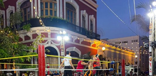 Lucha libre desata emoción en el Centro Histórico de Mazatlán