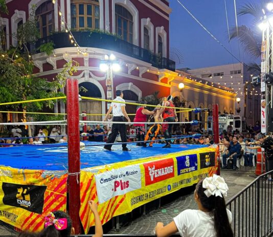 Lucha libre desata emoción en el Centro Histórico de Mazatlán