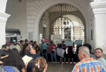 Mazatlecos protestan en el SAT por altos cobros de la CFE