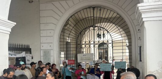Mazatlecos protestan en el SAT por altos cobros de la CFE