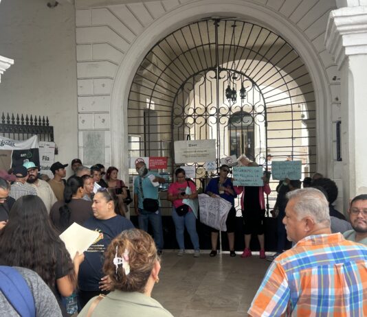 Mazatlecos protestan en el SAT por altos cobros de la CFE